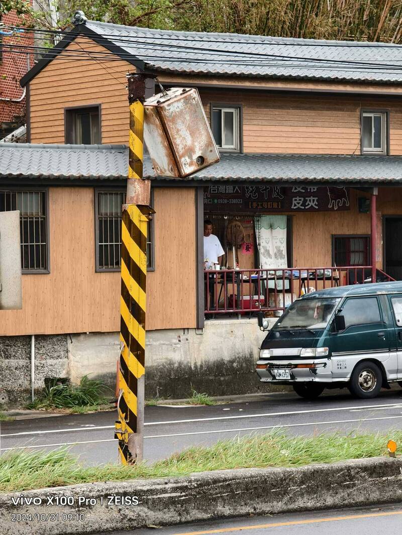 通霄鎮白沙屯拱天宮前台一線路口的固定式測速桿，不敵強風吹襲，今（31）日上午被發現主機箱「斷頭」。（翻攝臉書「通霄人（讚）出來」）