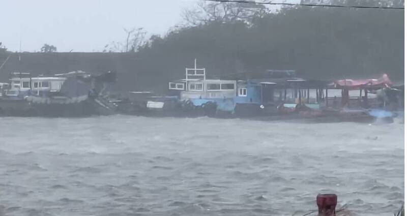 台東縣成功鎮小港漁港有6艘膠筏沈沒在港區內。（民眾提供）