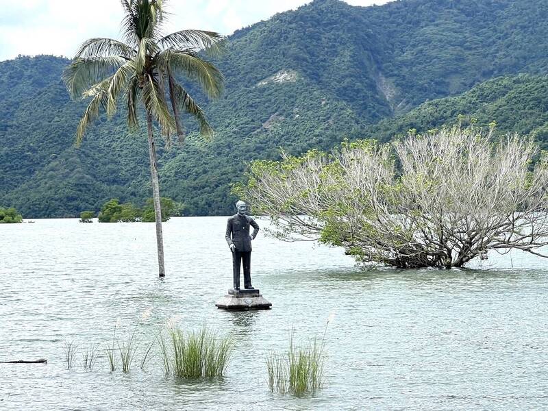 曾文水庫滿水位，蔣介石銅像被湖水環繞宛若「水上飄」。（葉姓讀者提供）