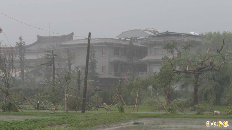 秀林鄉佳民村靜思精舍後方寮房受損。（記者游太郎攝）