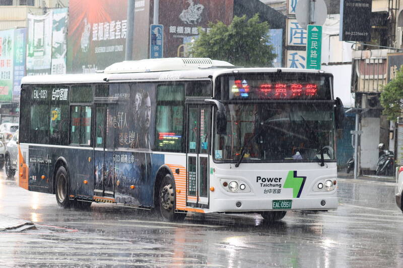 台中風雨漸強，今颱風天台中全市公車末班車提早下午5點收班。（圖：市府提供）