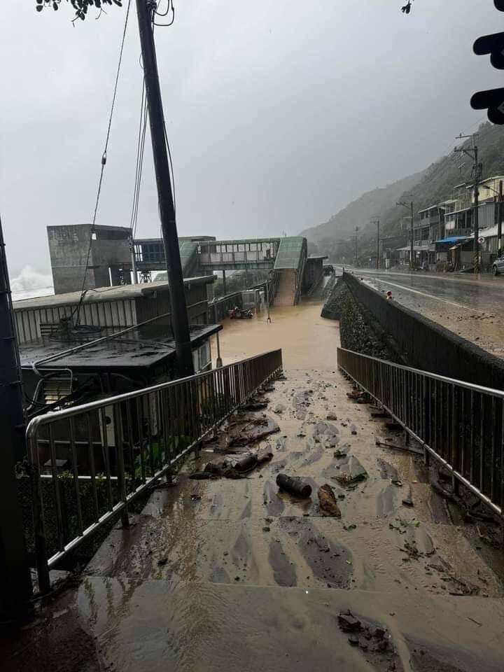 康芮颱風登陸，宜蘭出現強風驟雨，頭城鎮石城車站附近發生土石流，除溢流至台2線濱海公路外，也有住家險遭淹沒。（圖擷取自宜蘭知識大小事）