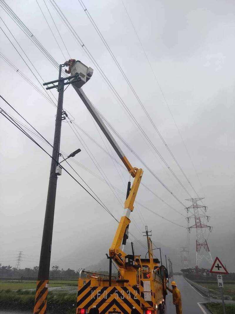 強颱康芮襲擊宜蘭，到下午2點造成宜蘭地區657用戶停電；經台電緊急搶修，目前已全數復電。（圖由台電提供）