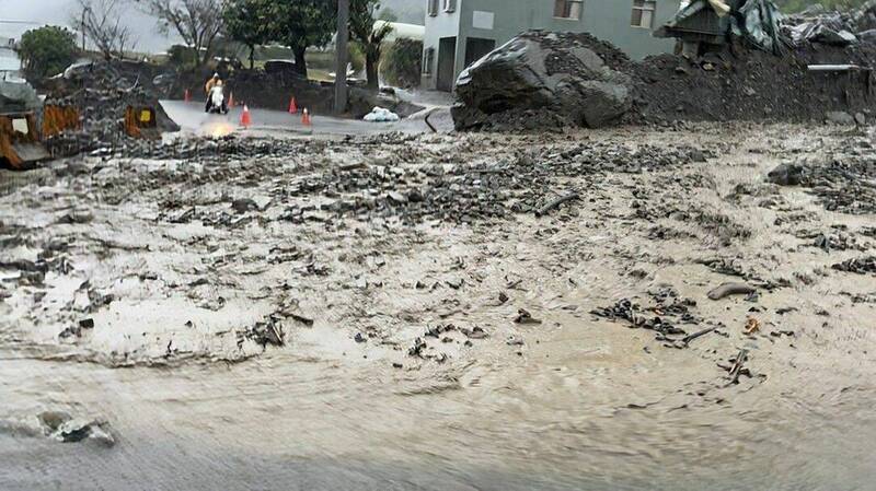 康芮颱風發威，南投信義鄉東埔聯外道投95線，下午因雨勢增強又爆土石流，道路一度中斷。（記者劉濱銓翻攝）