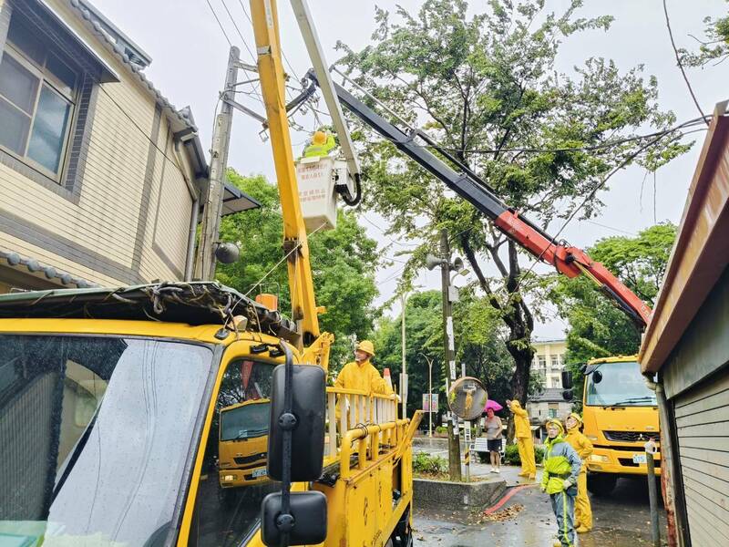 台電人員冒著風雨搶修中。（台電提供）（記者陳文嬋攝）