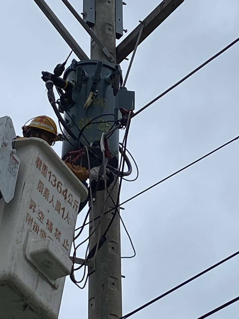 台電人員冒著風雨搶修中。（台電提供）（記者陳文嬋攝）