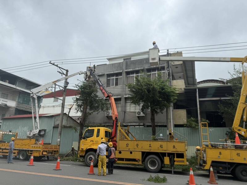 台電人員冒著風雨搶修中。（台電提供）（記者陳文嬋攝）