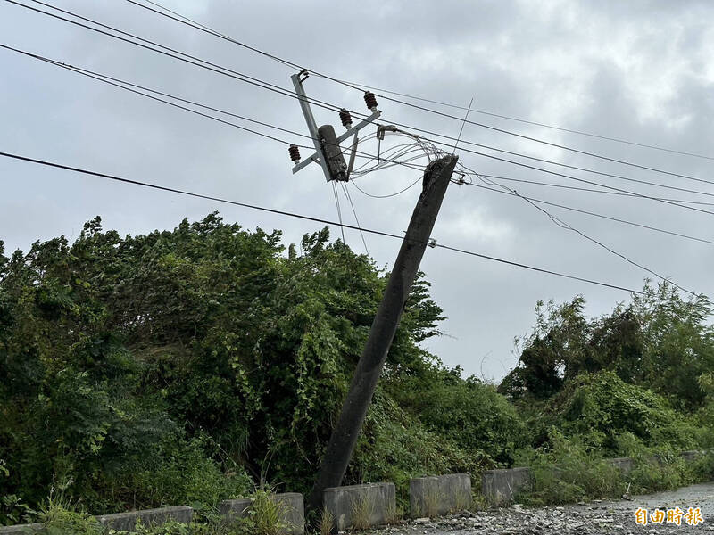 台南北門區強風吹落區道南2線電線、扯斷1根電桿。（記者楊金城攝）