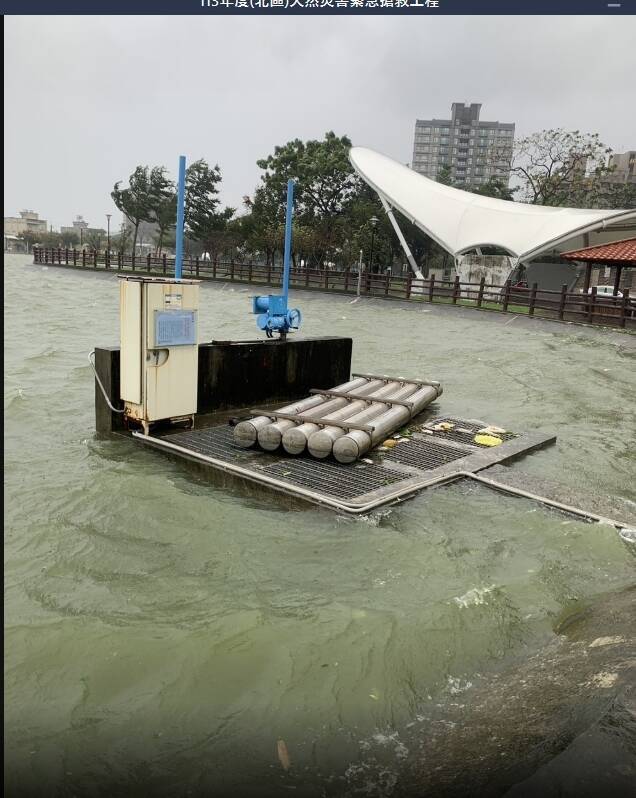 八德西埤滯洪池滿水位，進行調節性放水。（水務局提供）