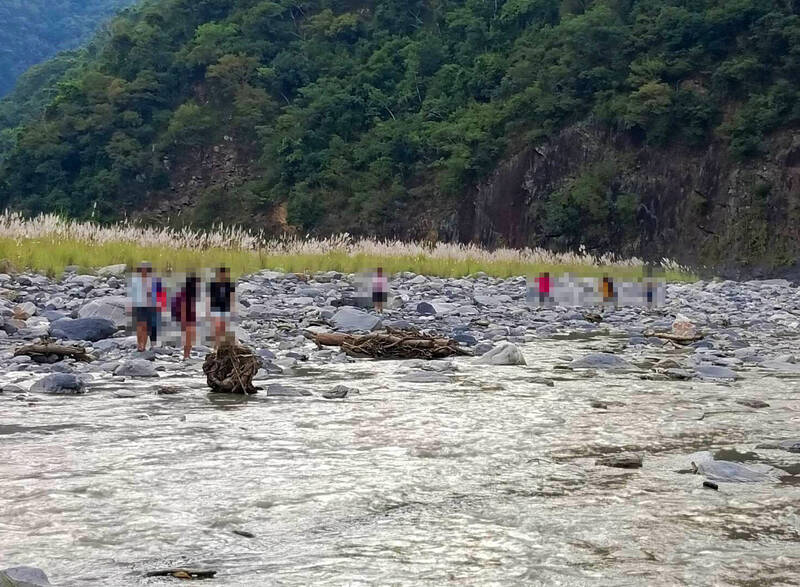 仁愛鄉法治村4名獵人上山打獵，返程因溪水暴漲無法渡溪而受困失聯，消防局將等溪水退一點或天候較好，由搜救人員渡溪或直升機搜尋吊掛獵人。此為武界溪流示意照，與本新聞無關。（資料照）