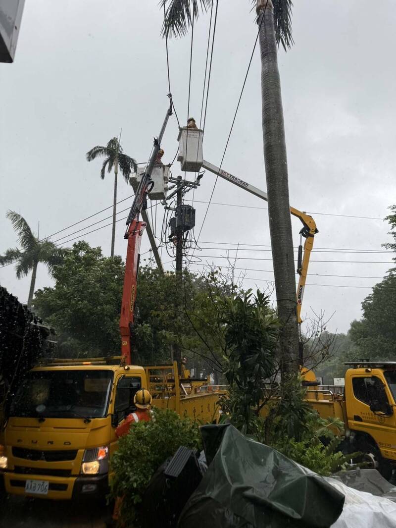 受強颱康芮影響，台北市多區域出現停電狀況，台電人員緊急搶修電力。（台電北北區營業處提供）