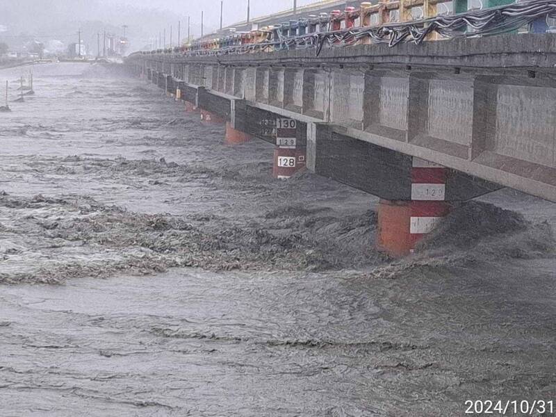 玉里大橋下秀姑巒溪水位在晚間有逐步緩解下降，公路局宣布晚上7點玉里大橋恢復通行。（民眾提供）