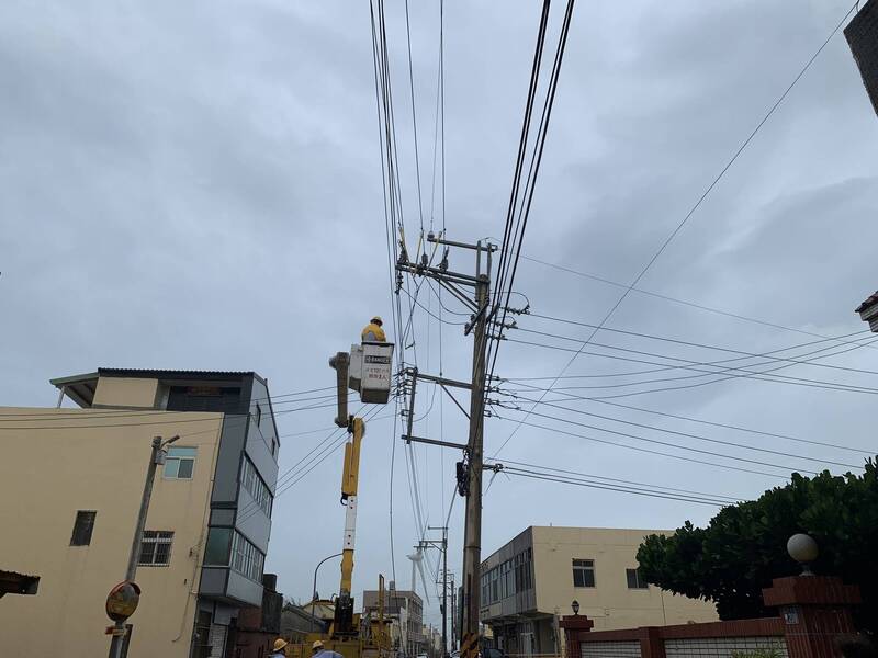 康芮颱風直撲台灣，造成苗栗達1萬餘戶停電，經台電全力搶修，截至下午4點，尚有741戶停電中。（圖由台電苗栗區處提供）