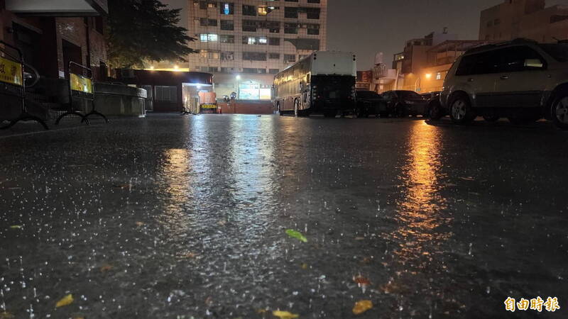 康芮颱風今天來襲，白天彰化地區風大無雨，直到傍晚天色轉黑後彰化地區開始下雨，部分低漥地區有零星淹水但情況輕微。（記者張聰秋攝）