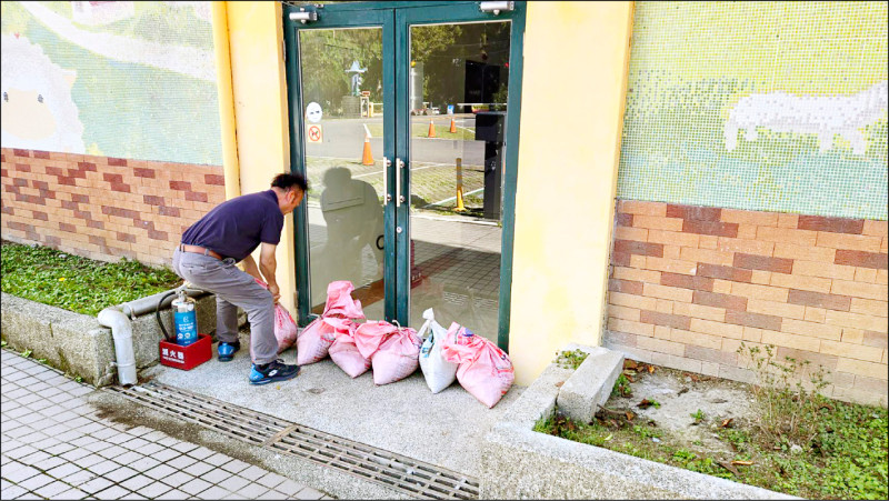 清境農場國民賓館加強防颱措施，出入口堆放沙包防止雨水倒灌。（清境農場提供）