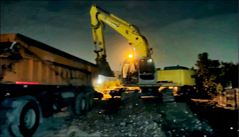 地主質疑，吳姓鄉民代表找來挖土機，準備連夜運走廢土，顯然做賊心虛。（民眾提供）