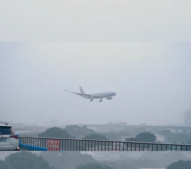 網友鄭家政分享，早上於東京機場搭乘華航飛往松山機場班機，已順利降落，是松山機場今日首降，他大讚「機長技術100分」。（圖擷自「jal_kana」Threads）