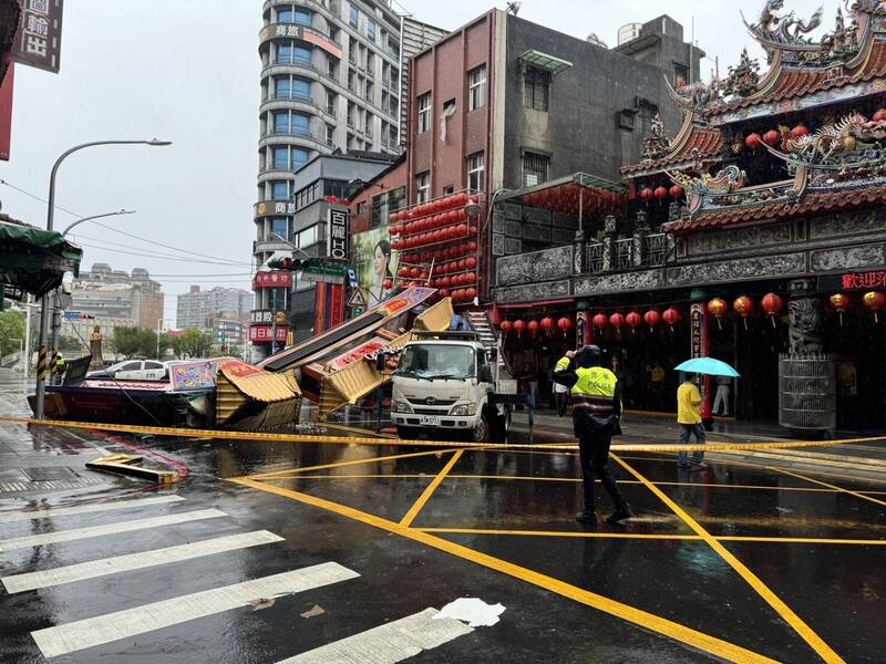 新北市板橋府中路上的慈惠宮牌樓，不堪康芮強風吹襲倒塌。（圖擷自山田摩衣臉書）