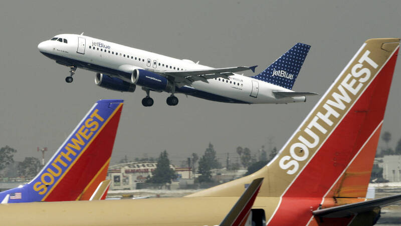 美国纽泽西女子日前搭乘捷蓝航空（JetBlue），在机上用餐时因吃到一款过硬冰淇淋导致门牙断裂下机后须紧急拔牙，愤而怒告航空公司示意图，图与新闻事件无关。（美联社）