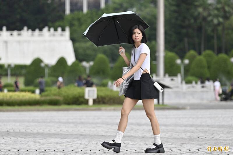 週五清晨各地仍有風雨，而白天各地風雨明顯趨緩，不過西半部仍有較大雨勢。（資料照）