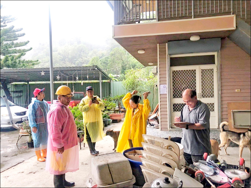 康芮颱風來襲，信義鄉公所到神木村等土石流潛勢區勸導民眾下山，並已撤離73人。（信義鄉公所提供）