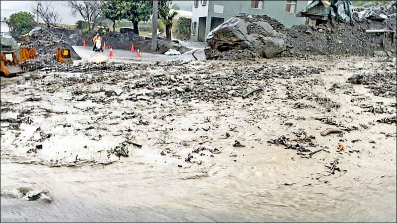 南投信義鄉東埔聯外道投95線，昨下午因雨勢增強又爆土石流，道路一度中斷。（民眾提供）