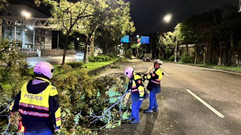 文德派出所員警深夜耗費3小時清除堤頂大道路樹。（記者鄭景議翻攝）