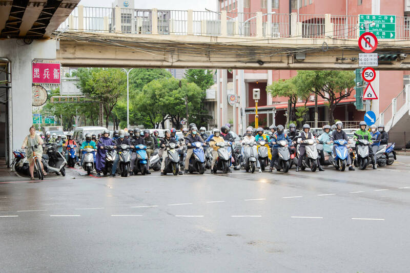 新竹市將漸進取消機車兩段式左轉，其中機車量大的東光路機車左轉光復路二段4日中午後上路。圖為待轉停等在光復路的機車已溢出機車待轉格情形。 （市府提供）