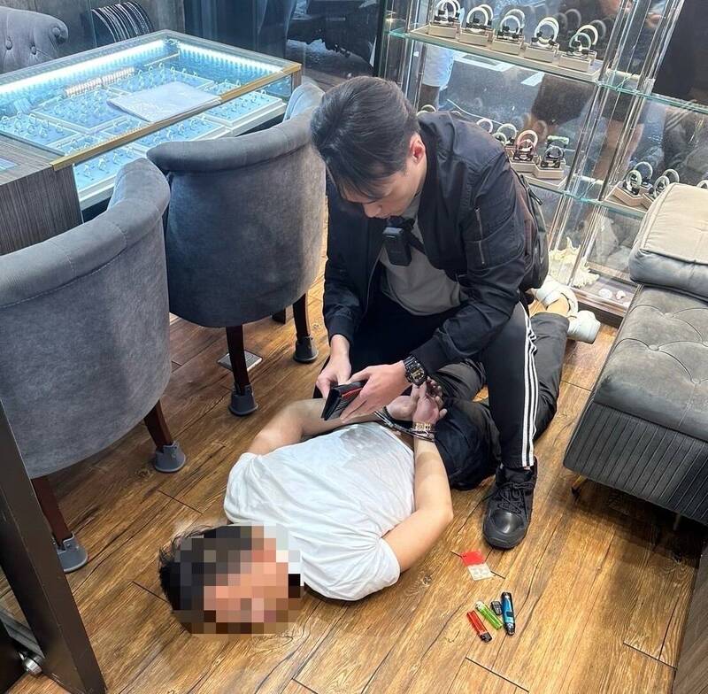 警方守株待兔，顺利等到姚男自投罗网。（记者徐圣伦翻摄）