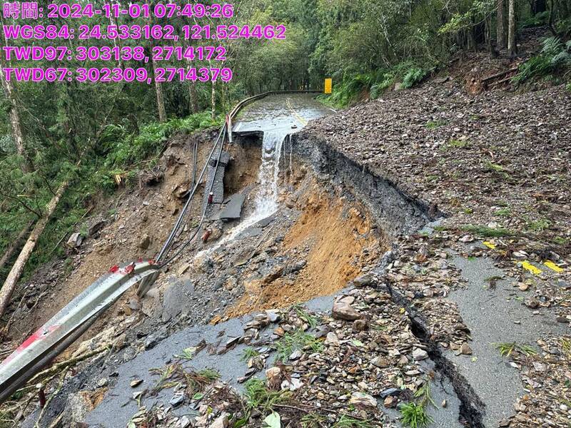 太平山國家森林遊樂區受康芮颱風影響降下驚人雨勢，造成通往園區的主要聯外道路「宜專一線」路基淘空，崩塌長度約15公尺，預估搶通時間需要3天。（林保署宜蘭分署提供）