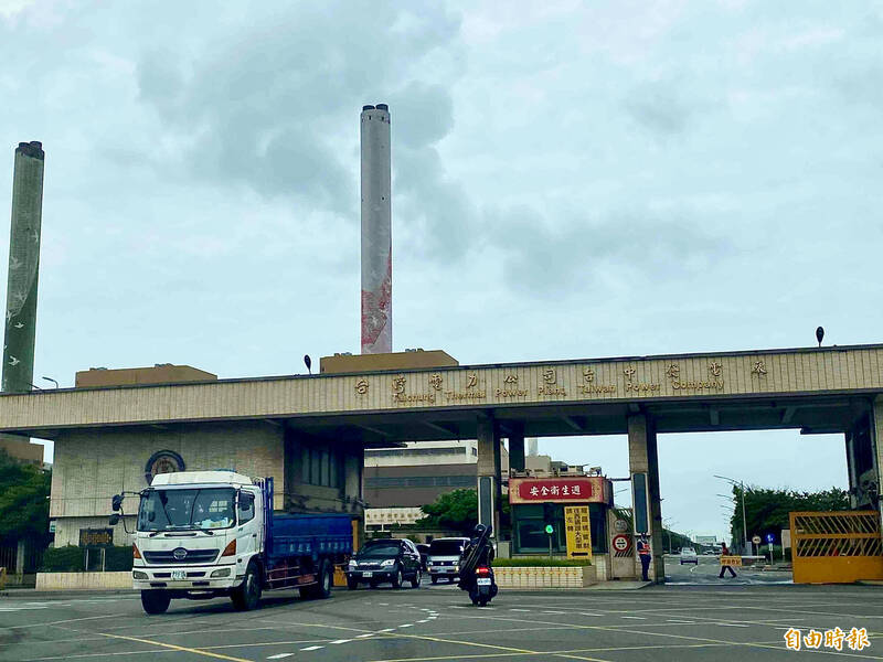 中火（圖）燃氣機組二期環評審查通過，居民憂心中油及台電儲氣槽設置太多。（記者黃旭磊攝）