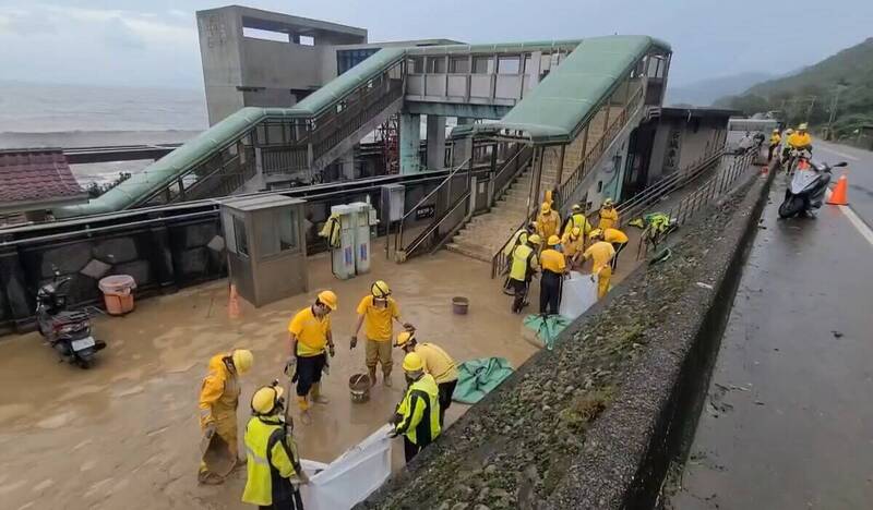 宜蘭縣頭城鎮石城車站附近，昨因大雨發生土石流，台鐵派員剷除站前廣場的淤積泥沙。（民眾提供）