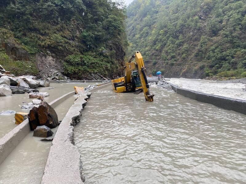 中橫便道青山段淹水，谷關工務段怪手趕緊撤退。（谷關工務段提供）