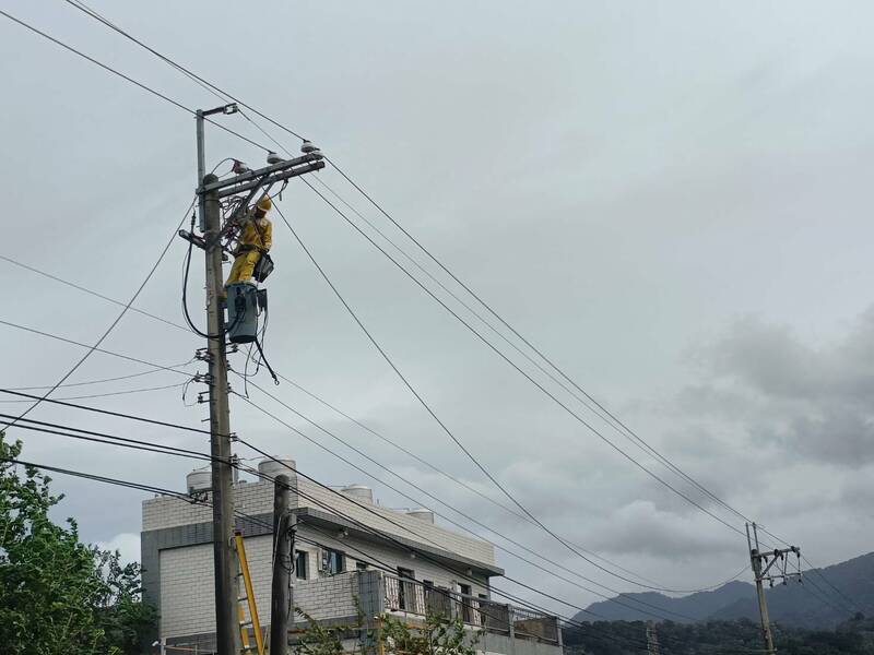 康芮颱風共累計造成苗栗縣2萬6652戶，經台電人員搶修已復電2萬5232戶，餘1420停電戶，分散於沿海及山地轄區，台電苗栗區營業處已調派搶修資源，力拚今日全數復電。 （圖由台電苗栗區營業處提供）