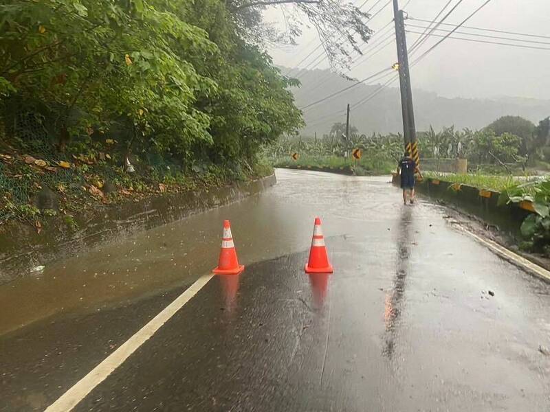 康芮颱風造成南投水里鄉往信義鄉的台16線民和路段嚴重積淹水，道路因此封閉。（民眾提供）