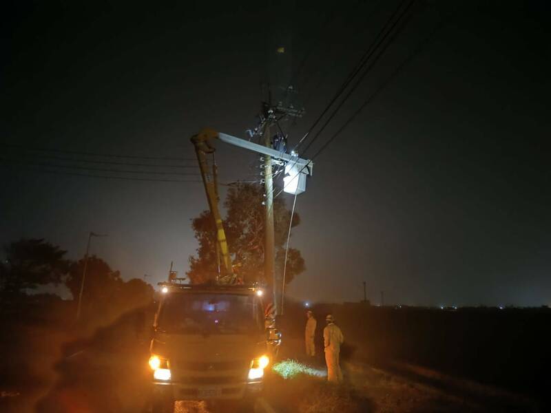 台電嘉義區處人員搶修電力。（台電提供）