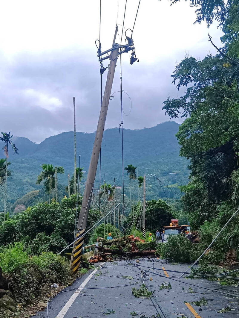 台電新營區營業處加派人手今天挺進山區道路搶修電力。（台電新營區處提供）