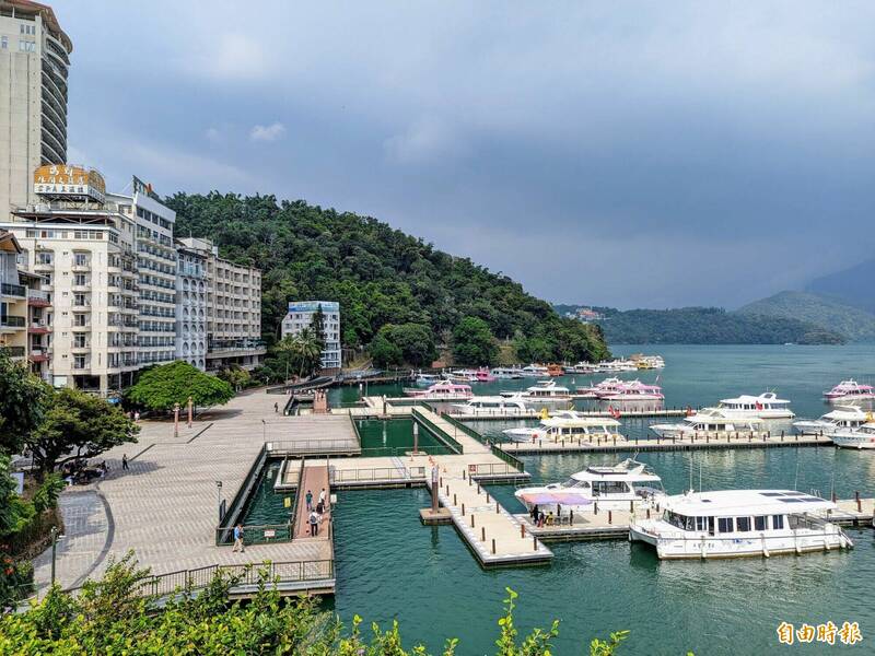 日月潭花火節因康芮颱風延至16日舉辦，潭區飯店、民宿處理住客訂房延期、取消或退款時，出現不同調情況。（記者劉濱銓攝）