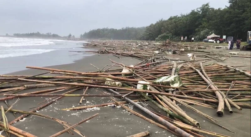 台南外海的蚵棚被海浪沖毀約5600棚，損失粗估就高達2.6億元。（南市漁港所提供）