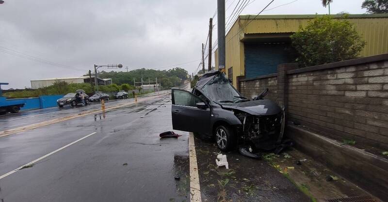 車體嚴重變形。（圖由警方提供）