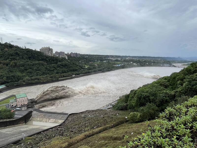 康芮挾帶豪雨，以及石門水庫洩洪，桃園各淨水廠原水濁度逾3000NTU。（北水分署提供）