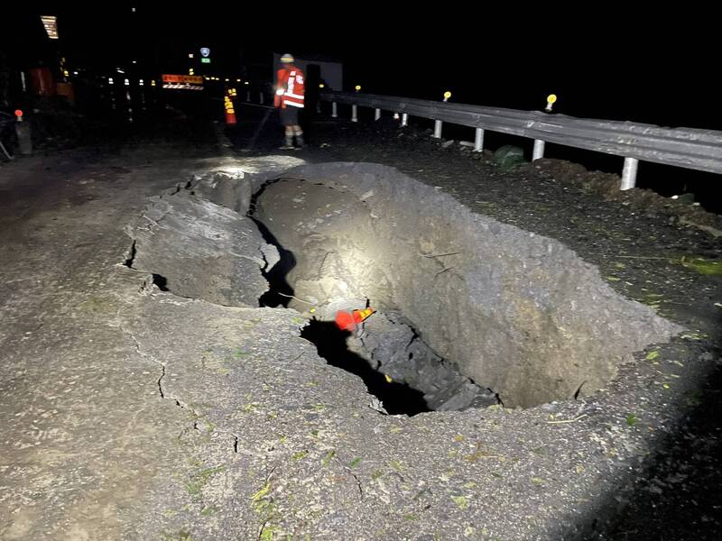 中橫公路83公里處嚴重掏空。（谷關工務段提供）