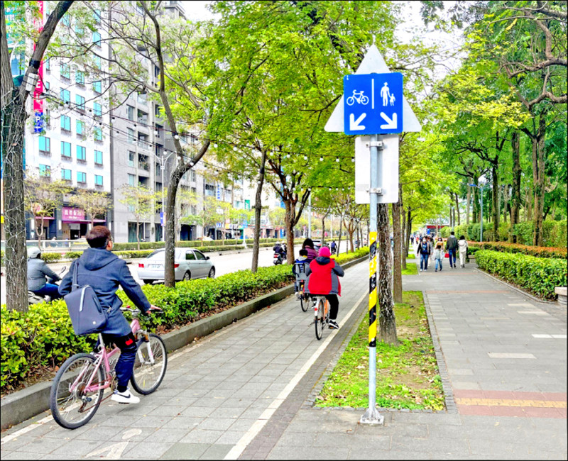 自行車可於車道或人車共道人行道上行駛，過馬路時要看哪個綠燈常讓民眾搞不清楚。（資料照）