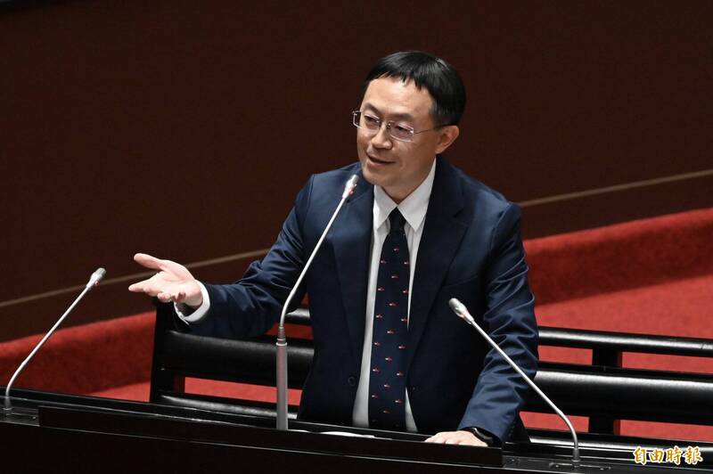 行政院長卓榮泰今（1）日至立法院報告「114年度中央政府總預算案」及「中央政府前瞻基礎建設計畫第5期特別預算案」編製經過並備詢，圖為立委李坤城質詢。（記者叢昌瑾攝）