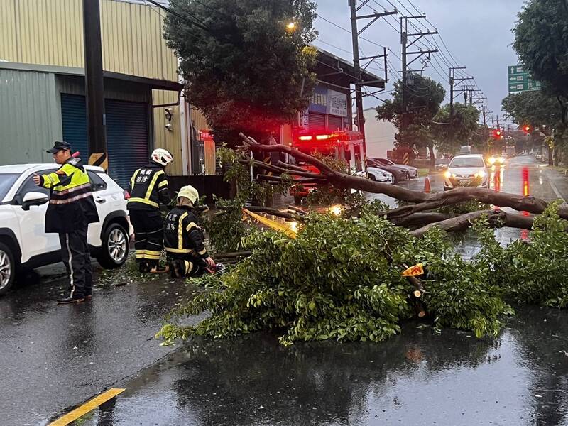 康芮颱風昨襲台，不少地區傳出災情。（警方提供）