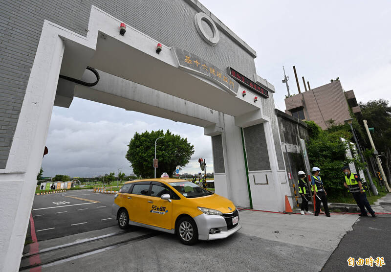 台北市警局表示，康芮颱風已遠離，停放於一般道路紅、黃線等法定禁止停車處所車輛，必須在上午7時前駛離。因疏散門仍無法完全開啟，中山、松山、士林、萬華、大同區疏散門周邊區域8公尺以上道路紅黃線仍附條件開放停車，此區域路邊停車暫停收費。示意圖。（資料照）