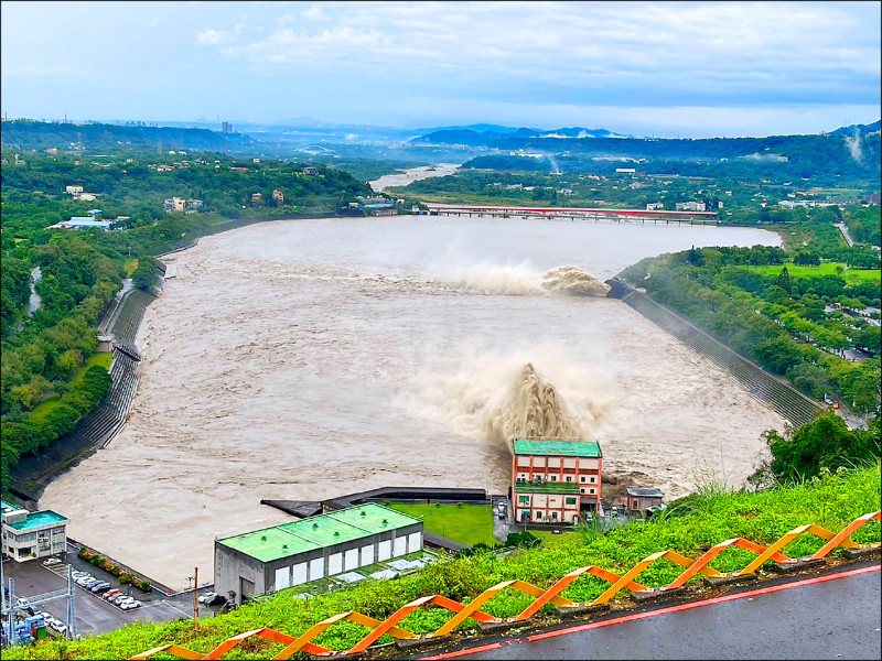 康芮颱風挾帶豪雨，因石門水庫洩洪影響，桃園各淨水廠原水濁度達三○○○多濁度（NTU）。（北水分署提供）