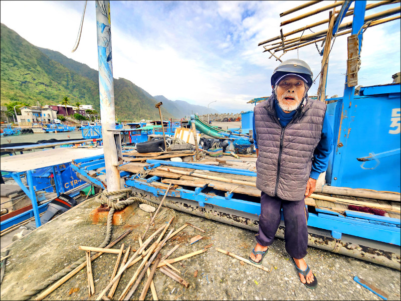 75歲胡阿公的膠筏被沖上岸，上面的竹片都被浪打壞了，恐1個月不能抓魚。（民眾提供）