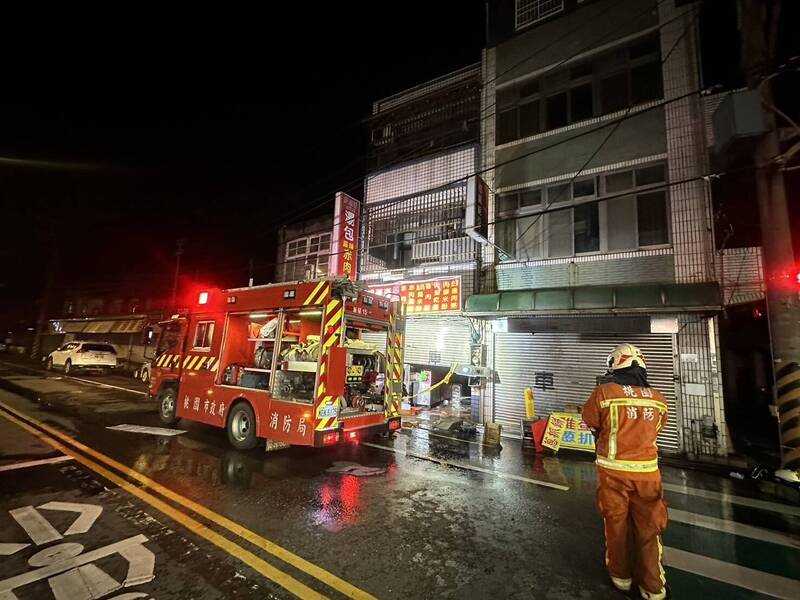 新屋區中山路上一間小吃店凌晨起火燃燒，消防到場灌救後，救出婦人。（記者黃政嘉翻攝）