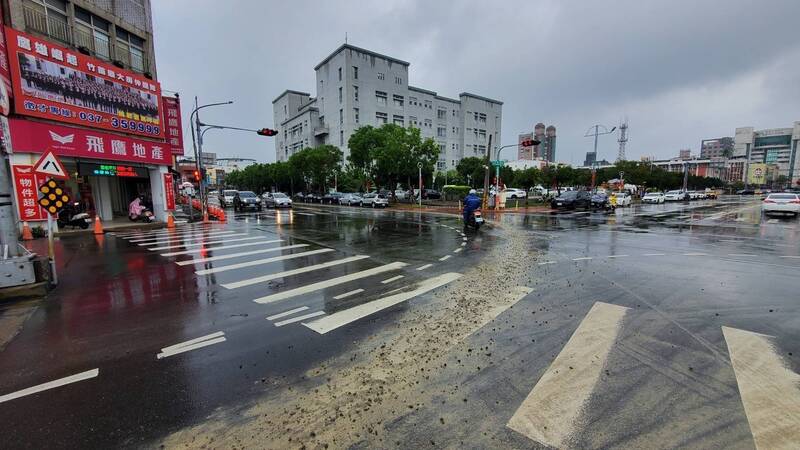 苗栗縣政府旁苗栗市府東路與縣府路口混凝土散落路面。（圖由警方提供）